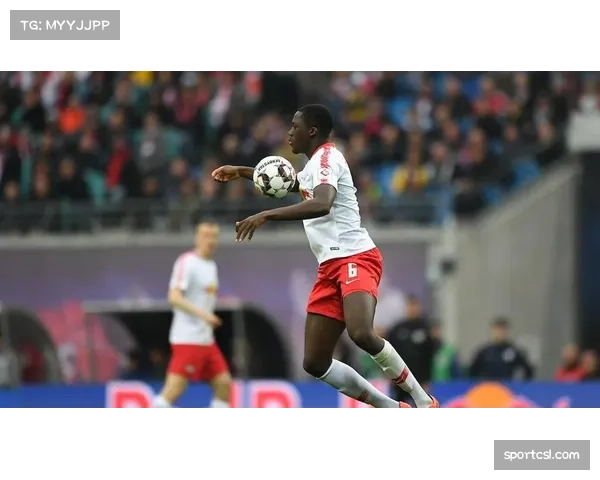 官方：莱比锡主力后卫因内收肌不适缺席合练，周末出战存疑